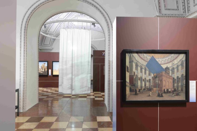 Blick in die Ausstellung Heilige Orte im DomQuartier Salzburg. Im Vordergrund das