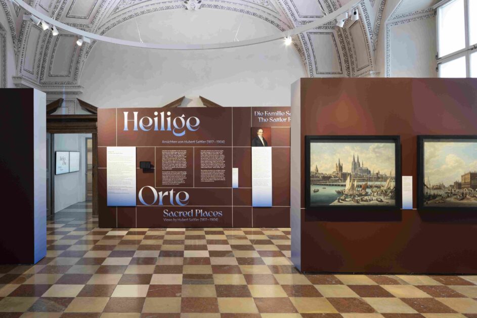 Blick in den Ausstellungsraum des DomQuartiers Salzburg. Im Vordergrund das Gemälde