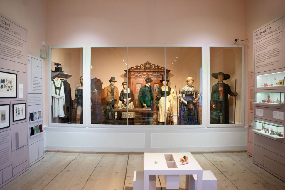 Ausstellungsansicht, Masken, Trachten, Kultobjekte © Salzburg Museum/Maurice Rigaud