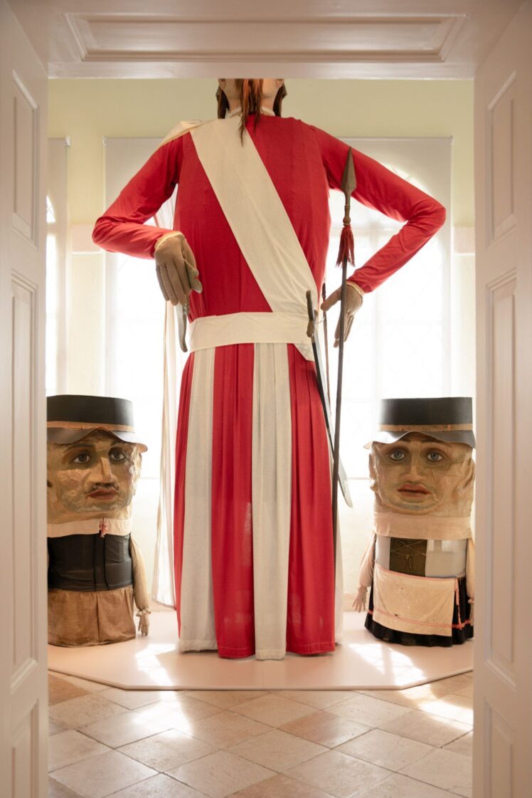 Ausstellungsansicht, Masken, Trachten, Kultobjekte © Salzburg Museum/Maurice Rigaud