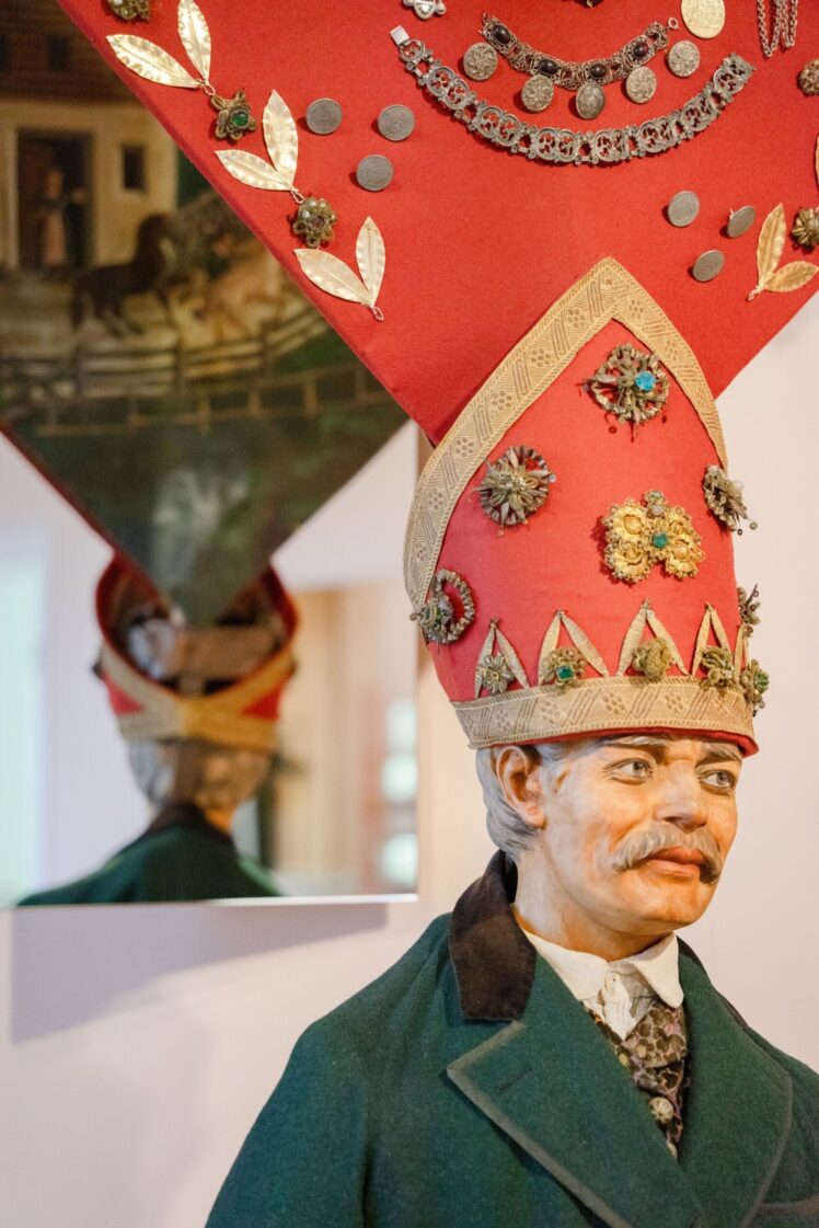 Ausstellungsansicht, Masken, Trachten, Kultobjekte © Salzburg Museum/Maurice Rigaud