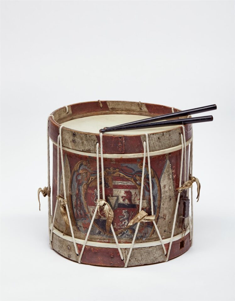 Hersteller unbekannt, Militärtrommel (mit Wappen des Erzbischofs Ernst Graf von Lichtenstein), 1745–1747, Eschenholz, gefasst, Leder, Schnüre, 42,5 cm, Inv.-Nr. MI 1021 © Salzburg Museum