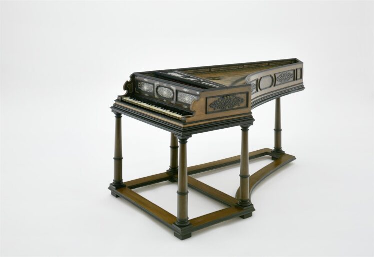 Johannes Mayer (1576–1626), Cembalo, 1619, Holz (u. a. Ebenholz, Nuss), Perlmutt, Elfenbein, Metall (Eisen, Messing), Federkiele, 86 x 82,5 x 197 cm, Inv.-Nr. MI 1015 © Salzburg Museum