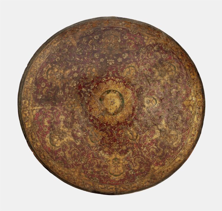 Hersteller unbekannt, Rundschild, Sammlung Rothschild, Ende 16./ Anfang 17. Jh., Holz, Leder, versilbert, farbig gefasst, 58,3 x 56,7 x 11 cm, Inv.-Nr. WA 4978 © Salzburg Museum