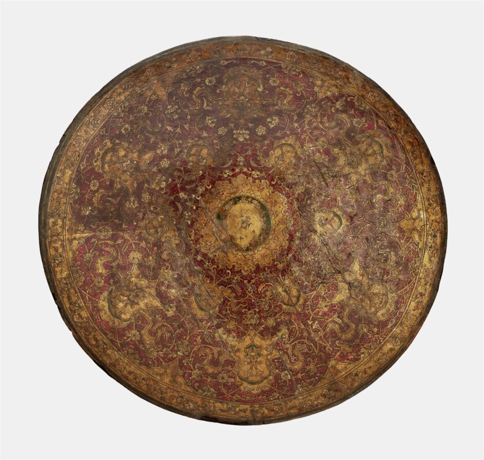 Dünne gebuckelte Holzschilde mit versilbertem Leder überzogen und auf verschiedene Weise ornamental farbig gefasst.