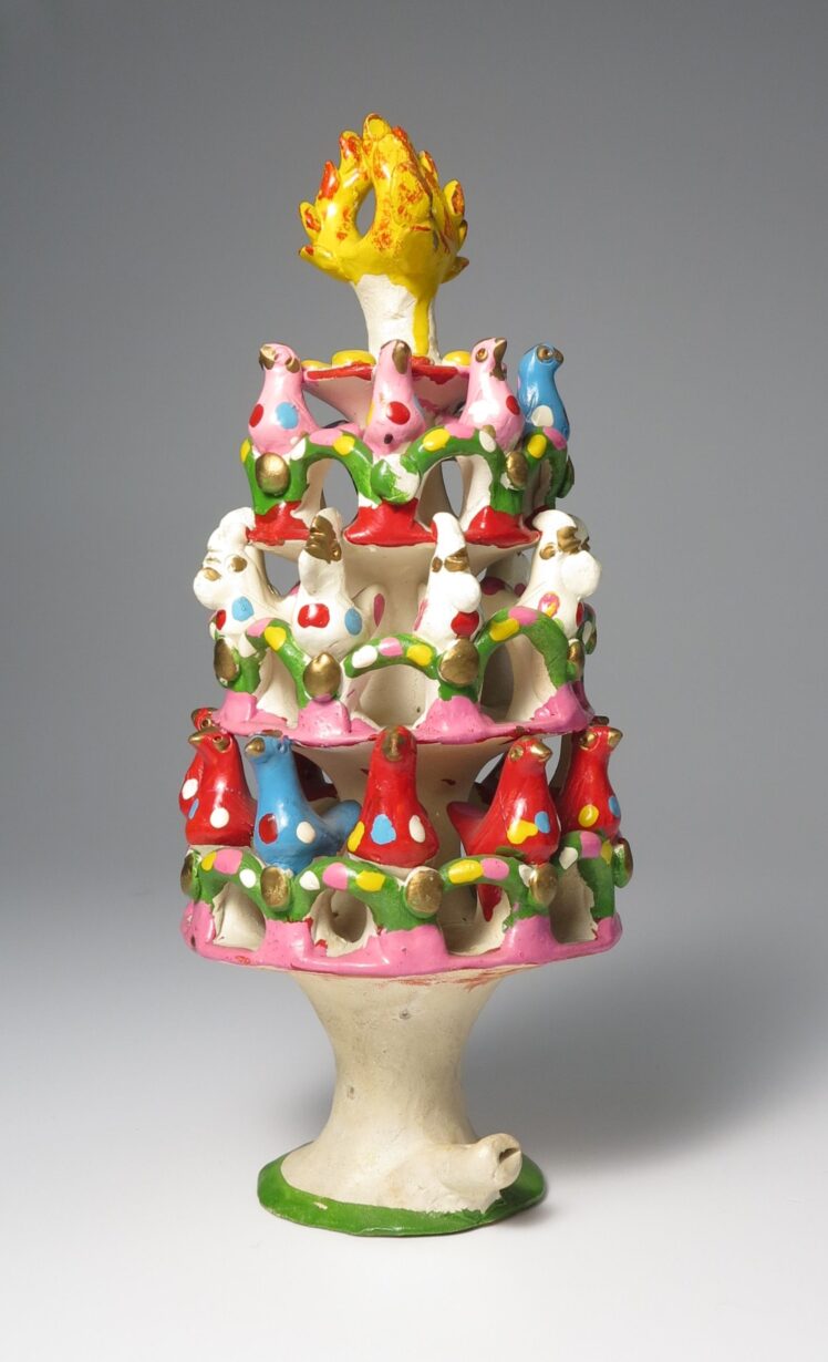 Hersteller unbekannt, Taubenbaum, Pfeife, 1. Hälfte 20. Jh., Weißer Ton bemalt, glasiert, 22 cm, Inv.-Nr. F 1300 © Salzburg Museum