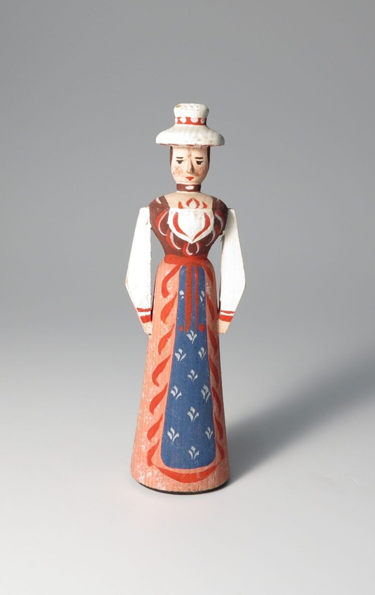 Hersteller unbekannt, Weibliche Trachtenfigur, 1945, Holz, gedrechselt, geschnitzt, bemalt, 15,5 x 4 x 4 cm, Inv.-Nr. F 1555 © Salzburg Museum