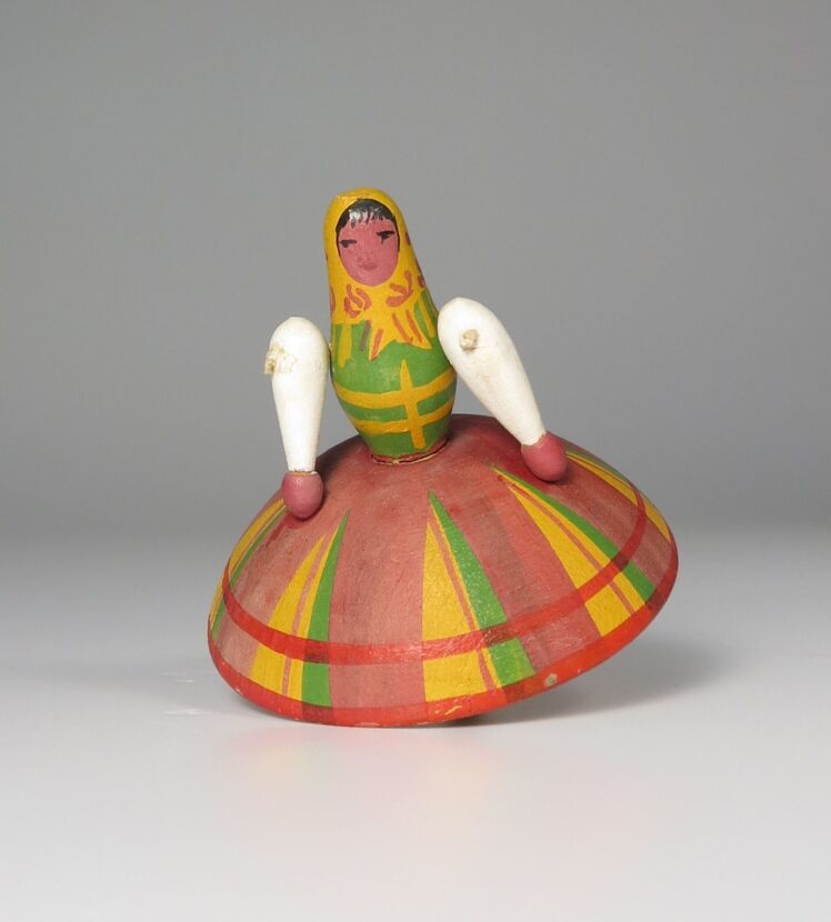 Hersteller unbekannt, Kreisel, Lowiczanka Figur, 1955–1956, Erlenholz, gedrechselt, bemalt, 8 x 5 x 5 cm, Inv.-Nr. F 1493 © Salzburg Museum