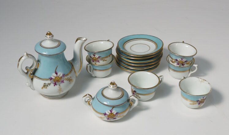 Hersteller unbekannt, Puppen-Kaffeeservice, 1890–1930, Porzellan, 10 cm, Inv.-Nr. F 1468 (Sammlung Folk) © Salzburg Museum