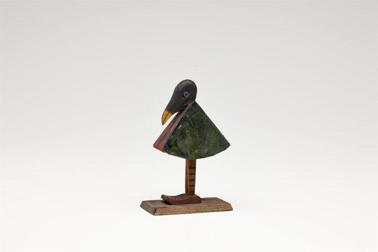 Hersteller unbekannt, Vogel, Nickender Rabe, Wackelfigur, 1880–1900, Fichtelholz geschnitzt, bemalt, 10,5 x 7 x 3,5 cm, Inv.-Nr. F 1365 © Salzburg Museum