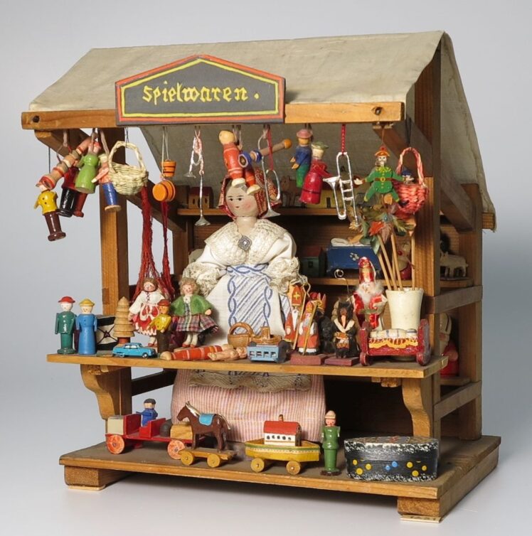 Gabriele Folk (1902–1994), Herstellerin Waren und Puppengewand, 1961–1965, Holz, Masse, Stoff, 27 x 23,5 x 22 cm, Inv.-Nr. F 1231 © Salzburg Museum