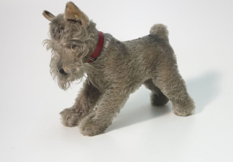 Tiere mit Herz, Hersteller, Hund, Plüsch, 28 x 13 x 33 cm, Inv.-Nr. S 0299-2014 © Salzburg Museum