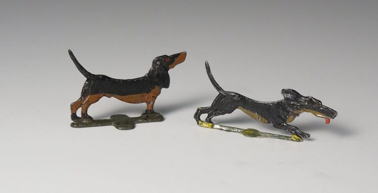Hersteller unbekannt, 2 Zinn-Hunde (Dackel), Vor 1950, Zinn bemalt, 3 cm, Inv.-Nr. F 2474 © Salzburg Museum