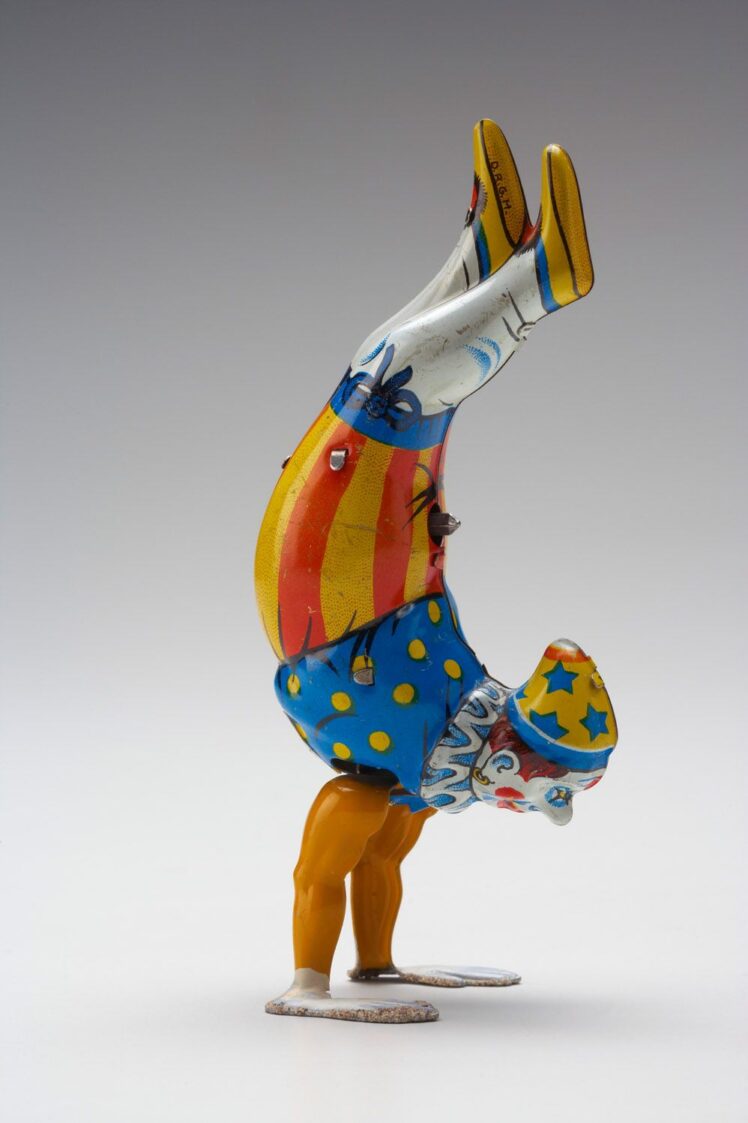 Hersteller unbekannt, Zwei Clowns im Handstand, 1950er, Blech, 12 cm, Inv.-Nr. F 2103 © Salzburg Museum