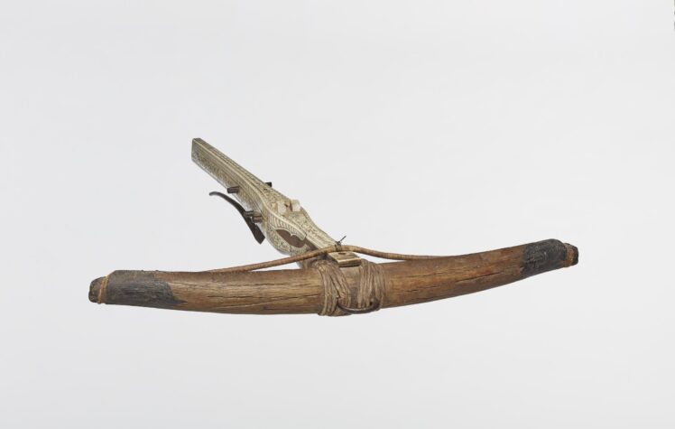 Hersteller unbekannt, Armbrust, 17. Jh., Holz, Bein, Eisen, Hanfschnur, 75 cm, Inv.-Nr. WA 4160 © Salzburg Museum