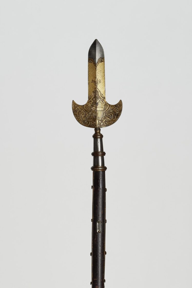 Georg Martin Gizl (1707–1787), Sponton der Garde Erzbischof Sigmund Christoph Graf Schrattenbach, 1757, Eisen, Vergoldung, Holz, 207 cm, Inv.-Nr. WA 2937 © Salzburg Museum