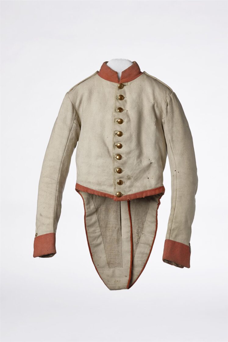 Hersteller unbekannt, Mannschafts-Uniformrock des k. k. Infanterie-Regiments „Jordis“ Nr. 59 (später „Erzherzog Rainer“) nach der Adjustierungsvorschrift 1836, 1837–1848, Tuch, Leinen, Messing, 88 x 60 x 10 cm, Inv.-Nr. WA 2401 © Salzburg Museum