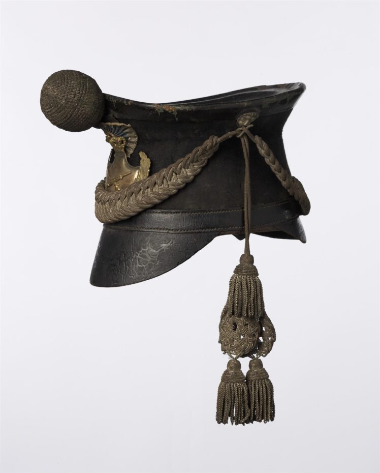 Hersteller unbekannt, Tschako der bayerischen Nationalgarde III. Klasse, Salzburg, 1. Drittel 19. Jh., Leder, Seide, Karton, Metall, Filz, Messing, 23,5 cm, Inv.-Nr. WA 1870 © Salzburg Museum