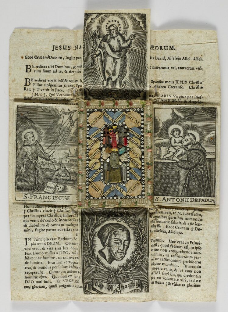 Hersteller unbekannt, Schutzbrief, sog. Breverl, 2. Hälfte 18. Jh., Papier bedruckt, Textil, christliche Schutz- und Heilmittel, winzige weiße Glasperlen, 21 x 15,1 x 0,4 cm, Inv.-Nr. 509-25 © Salzburg Museum