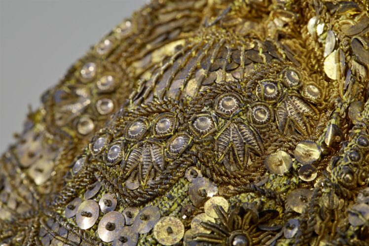 Hersteller unbekannt, Haube (Linzer Goldhaube), 1. Hälfte 19. Jh., Goldlamé, Goldpailletten und Flinserln, leonische Golddrähte, Tüll, 30 x 17,5 x 27 cm, Inv.-Nr. 275-61 © Salzburg Museum