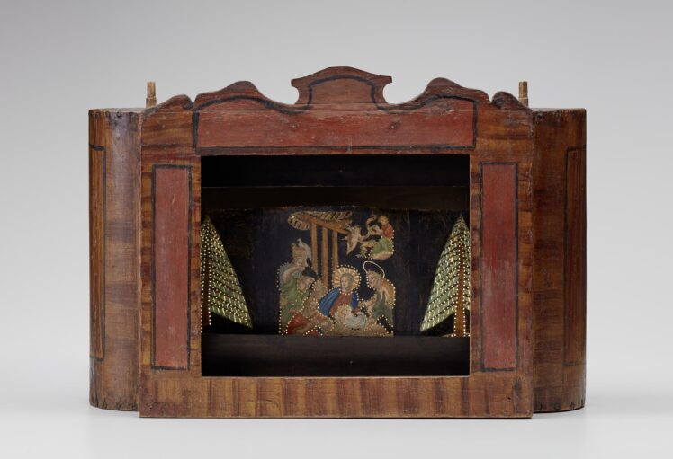 Hersteller unbekannt, Drehkastenbühne (Anbetung der Hirten, Passion Christi, Arche Noah, Verlorener Sohn), Ende 18. Jh., Kasten: Holz, bemalt; Papierrolle: bemalt, perforiert; Kupferstich, koloriert, 50 x 73,5 x 30 cm, Inv.-Nr. 7-1923 © Salzburg Museum