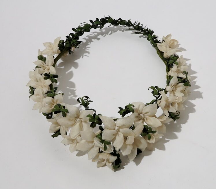 Königswieser & Co., Kunstblumenerzeugung (1919–2006), Kopfschmuck für Hochzeit (Brautkranz von Anna Mende, geb. Königswieser), 1939, Webstoff, Organza, Papier, beschichtet, Draht, Garn, 4,6 x 18,5 x 22 cm, Inv.-Nr. 5556-2006 © Salzburg Museum