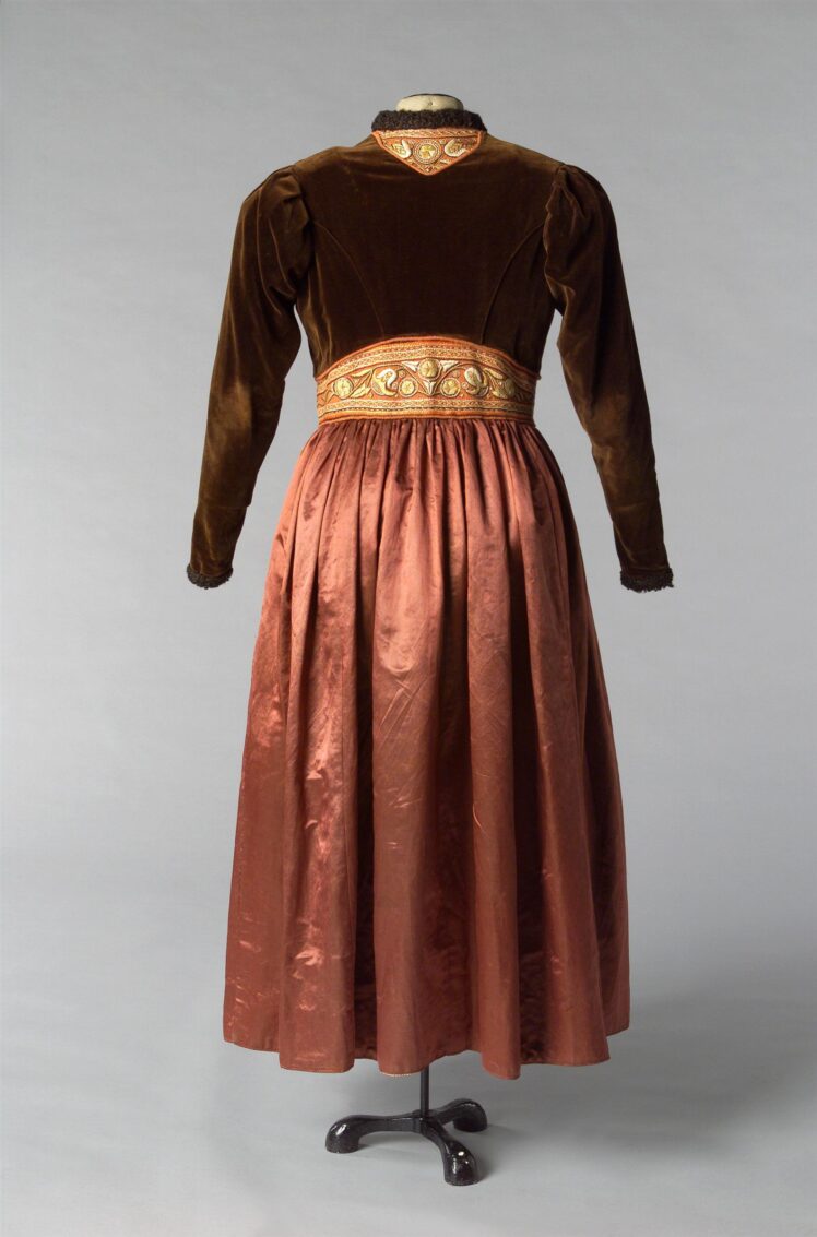 Carl Mayr (1875–1942), Trachtenkleid, um 1930, Samt, Kunstpersianer, Perlgarn, Kunstseide, 92 x 88 x 92 cm, Inv.-Nr. 5096-2003 © Salzburg Museum