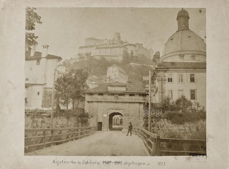 Fotograf*in unbekannt, Blick über das Kajetanertor auf Festung mit Handmühlengebäude, 1855–1860, Salzpapier, albuminisiert, 20,9 x 25,6 cm, Inv.-Nr. Foto 1836