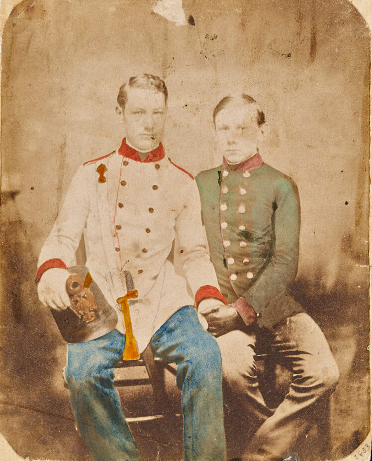Der Stiefbruder Alois Schuster als Korporal (Unteroffizier) im weißen Waffenrock der Infanterie und Eberhard Fugger in dunkelgrünem doppelreihigem Rock.