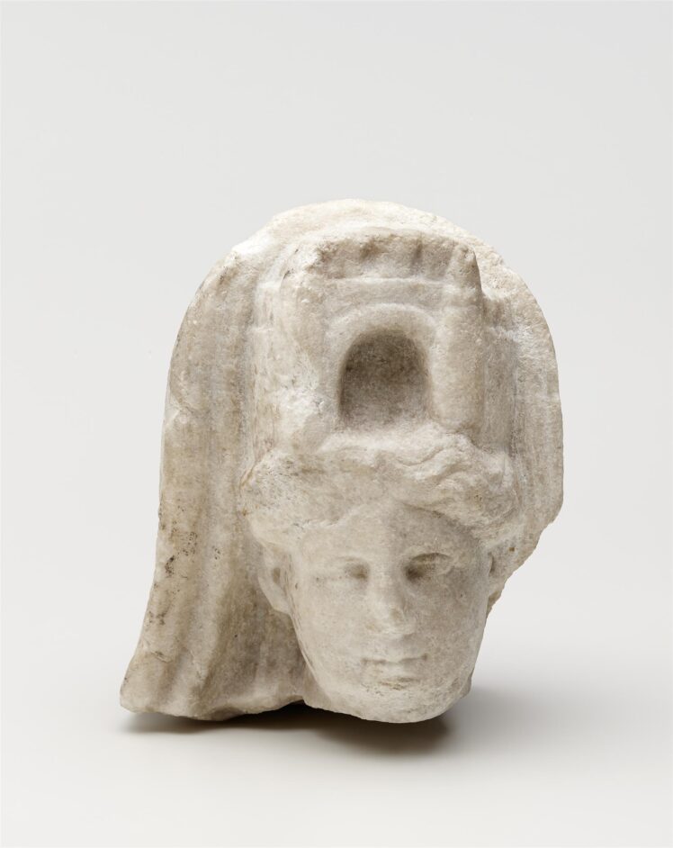 Kopf einer Statue der Kybele mit Mauerkrone
