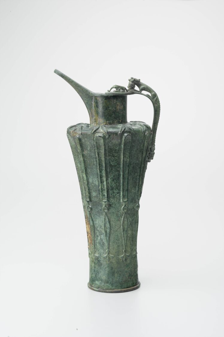 "Schnabelkanne vom Dürrnberg" - eine der Ikonen der "frühkeltischen Kunst". Aufwändig toreutisch gearbeitete und mit kunstvollen vollplastischen Henkel- und Randappliken versehene Bronzeschnabelkanne.