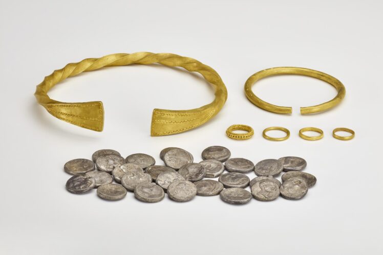 Hortfund, bestehend aus 1 Halsring/Torques, tordiert (Au), 1 Armring, rundstabig (Au), 1 Fingerring, Filigrandraht/Granulation (Au), 1 Fingerring, punziert (Au), 1 Fingerring, rundstabig (Au), 1 Fingerring, bandförmig (Au), 28 Tetra-/Hexadrachmen (Ag).