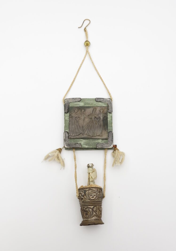 Atelier Ernst Löhle's Nachfolge, Ballspende (Kränzchen der Kellner und Marköre im Curhaus Salzburg), 1913, Papier, Karton, Blech, textiles Gewebe, 30 x 6,5 cm, Inv.-Nr. K 15606-49 © Salzburg Museum
