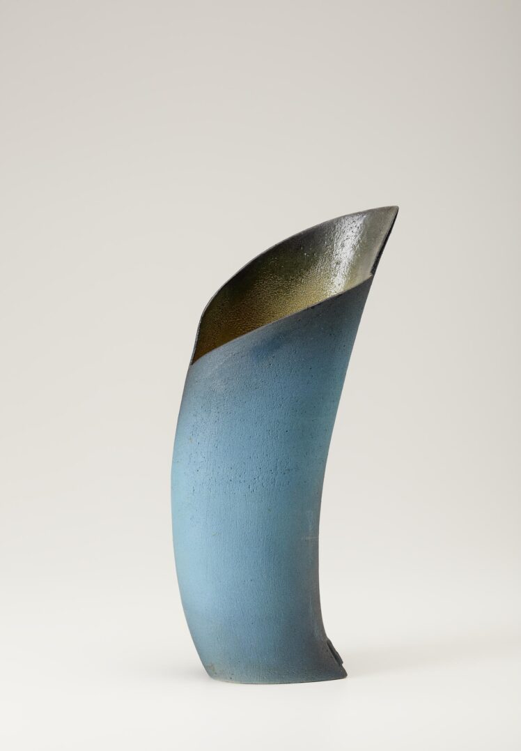 Ute Lehmann (1960–2015), Keramisches Objekt (Vase), 1996, Porzellan, schamottiert, 37,9 cm, Inv.-Nr. 2017-2021 © Salzburg Museum (Nachlass Ute Lehmann)