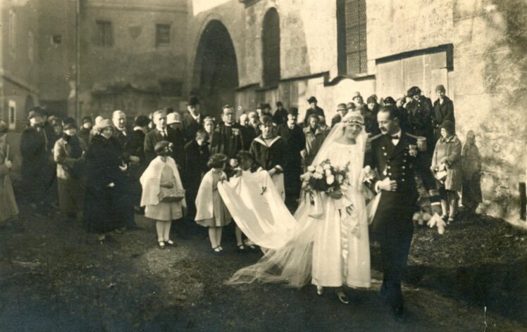 „Sound of Music - Einblick & Ausblick“: Hintner und Traub, Salzburg. Das Hochzeitspaar Georg Ludwig Ritter von Trapp (1880-1947) und Maria Augusta von Trapp (1905-1987), geb. Kutschera, 25.11.1927, Fotoabzug auf Papier © Salzburg Museum