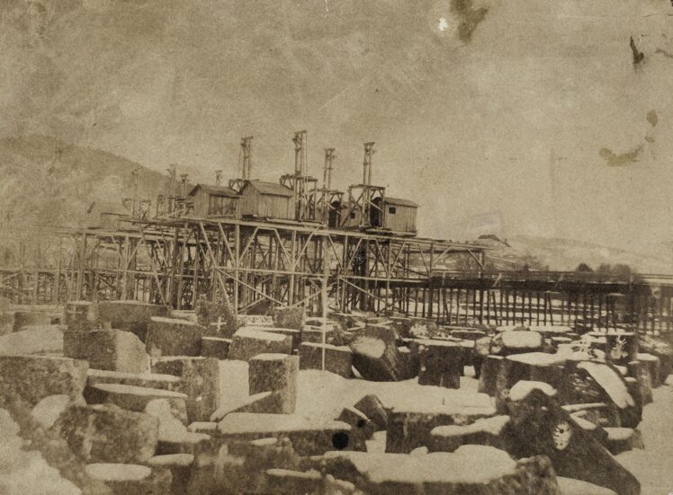 Fotograf*in unbekannt, Bau der Eisenbahnbrücke in Salzburg-Lehen im Winter 1857 auf 58 © Salzburg Museum