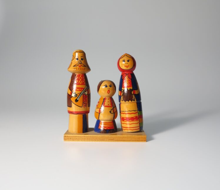Künstler*in unbekannt, Holzfiguren, Musizierende Familie, um 1940, Holz gedrechselt, geschnitte, gefasst, lackiert© Salzburg Museum