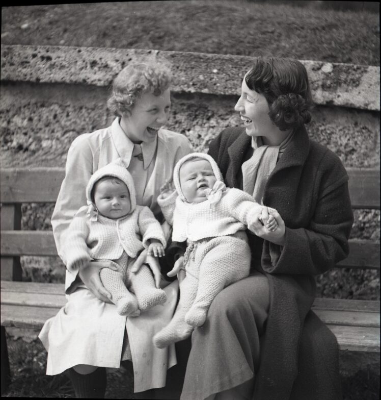 Mütter mit ihren Kindern im Mirabellgarten, 1950, Schwarz-Weiß-Negativ auf Zelluloid © Salzburg Museum / Ankauf Foto Sturm, Salzburg