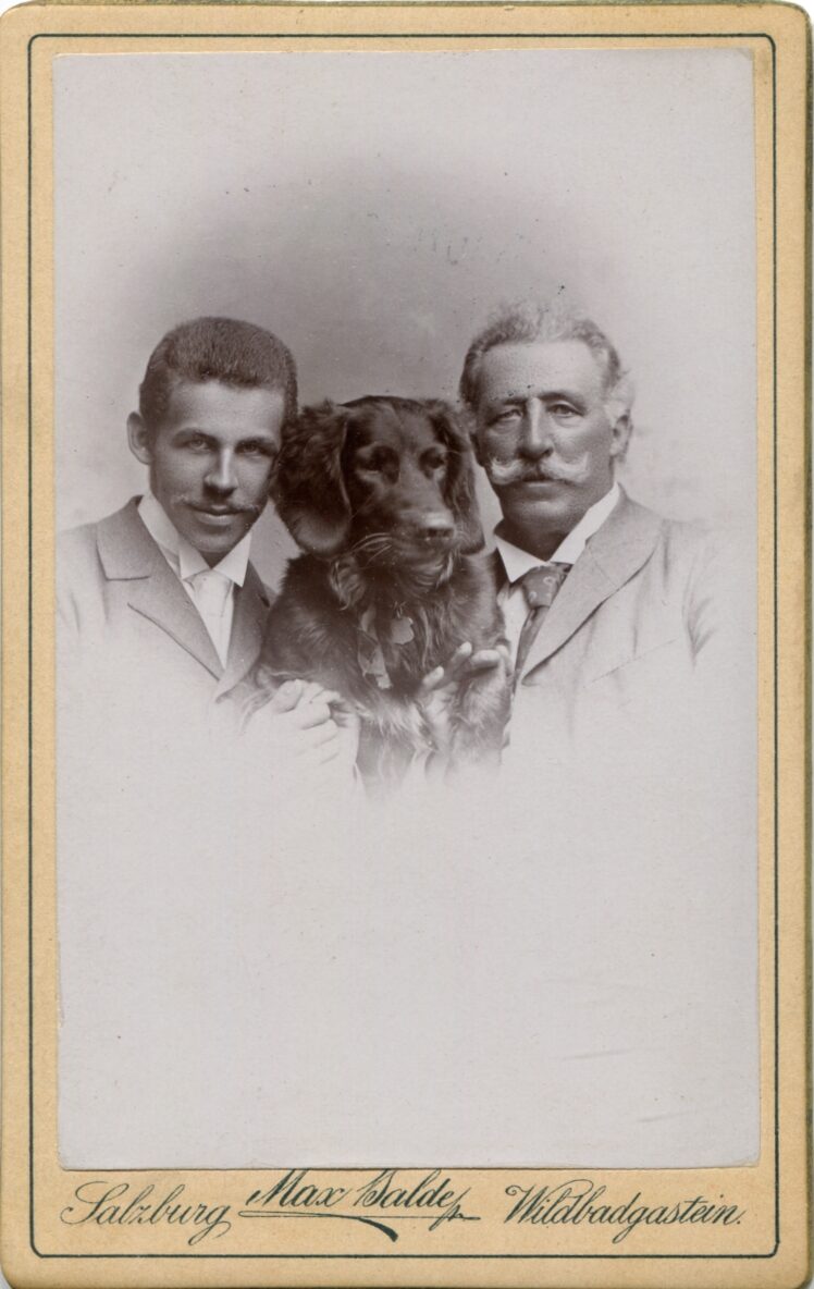 Der Opernsänger Toni Petzer mit Sohn und Hund, Porträt, um 1900, Fotoabzug auf Karton © Salzburg Museum