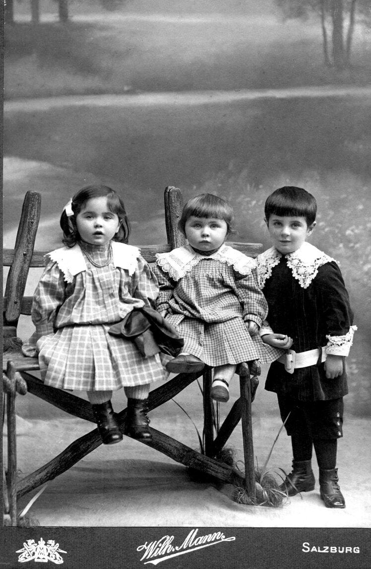 Geschwister Martha Elisabeth (6.6.1905-9.4.1970), Ludwig Wilhelm Josef (11.10.1903-23.1.1988) und Rudolf Julius Stranzky (1.8.1906-28.7.1961) als Kleinkinder, 1907, Fotoabzug auf Karton © Salzburg Museum
