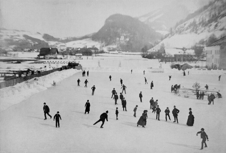 Fotograf*in unbekannt, Schlittschuhläufer am Eislaufplatz Ganslhof an der Vogelweiderstr.,Reproduktion nach Fotoabzug © Salzburg Museum