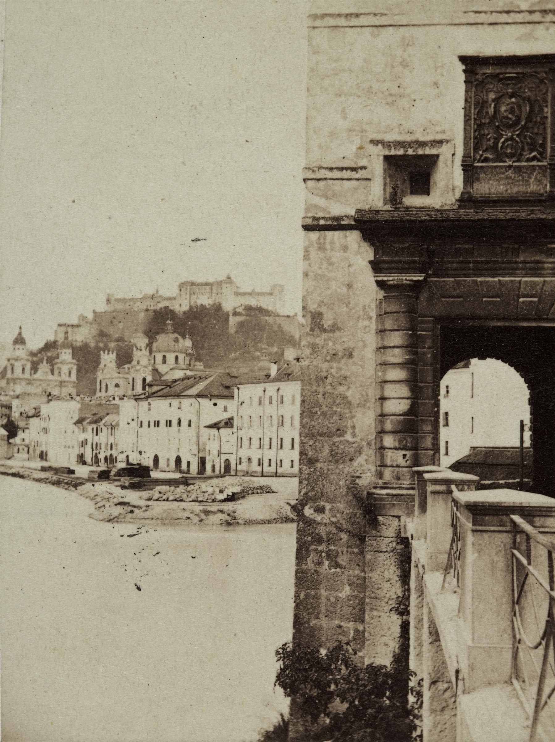 Fotograf*in unbekannt, Blick vorbei an Klausentor auf Altstadt mit Festung, 1859–1862, Fotoabzug auf Papier, Albumin © Salzburg Museum