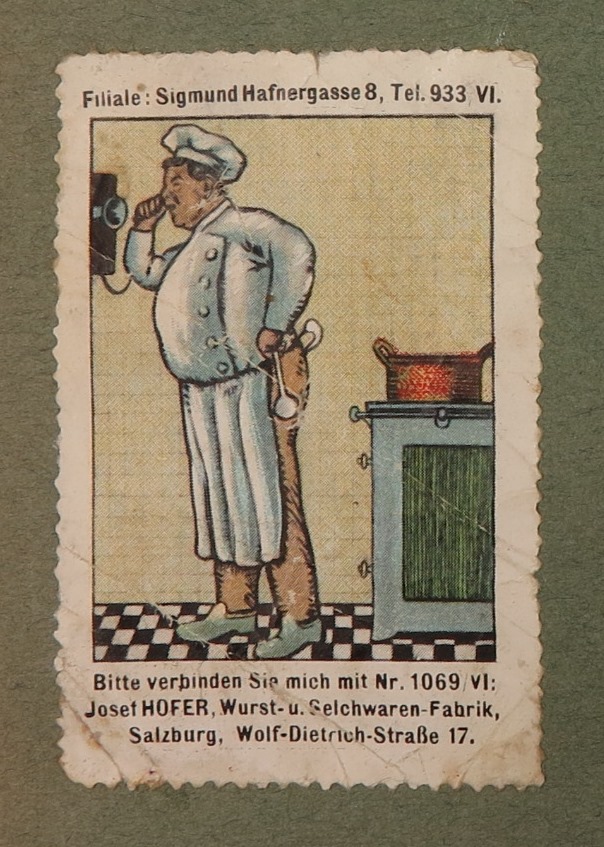 Künstler*in unbekannt, Reklamemarke: Josef Hofer, Wurst- und Selchwaren-Fabrik, Salzburg, Wolf-Dietrich-Straße 17, 1910–1914, Papier, Druck, 4 x 6 x 0,01 cm, Inv.-Nr. BIB DRU 28857-0531 © Salzburg Museum