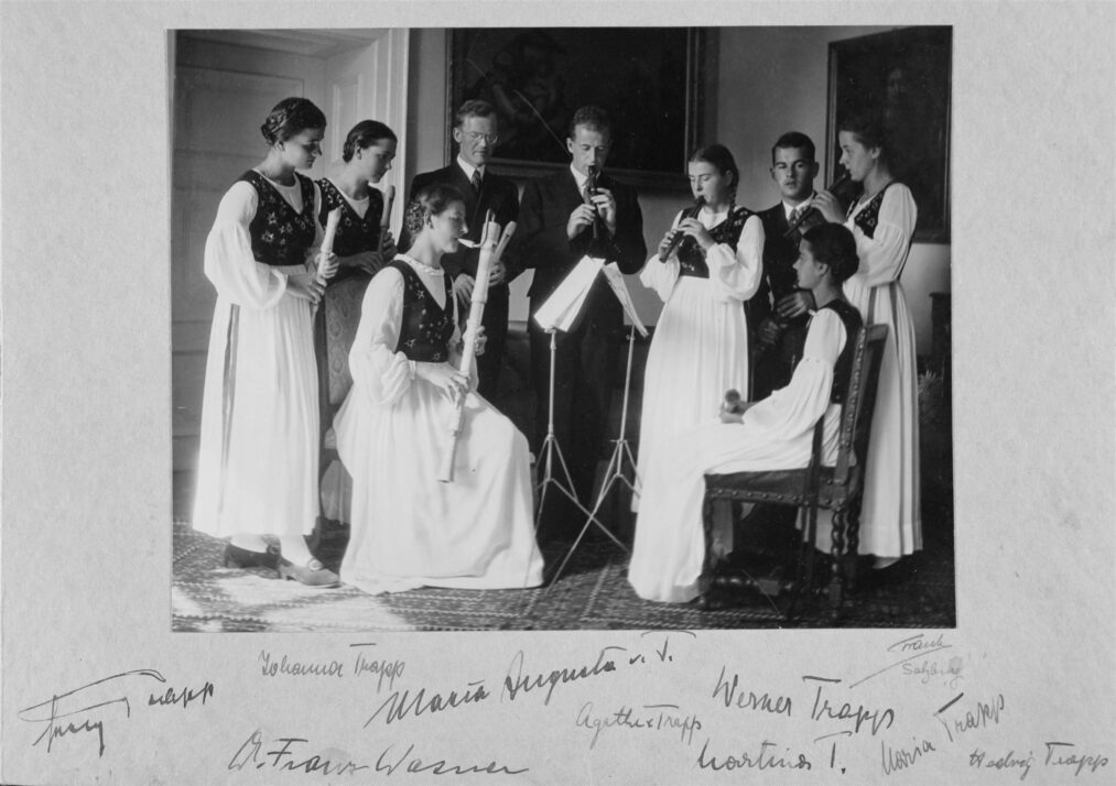 Robert Traub (1886 - 1959), Die musizierenden Kinder von Georg Ludwig Ritter von Trapp mit Stiefmutter Maria Augusta und Hauskaplan Dr. Franz Wasner, Porträt, Um 1937, Fotoabzug auf Papier, fixiert auf Untersatzkarton © Salzburg Museum