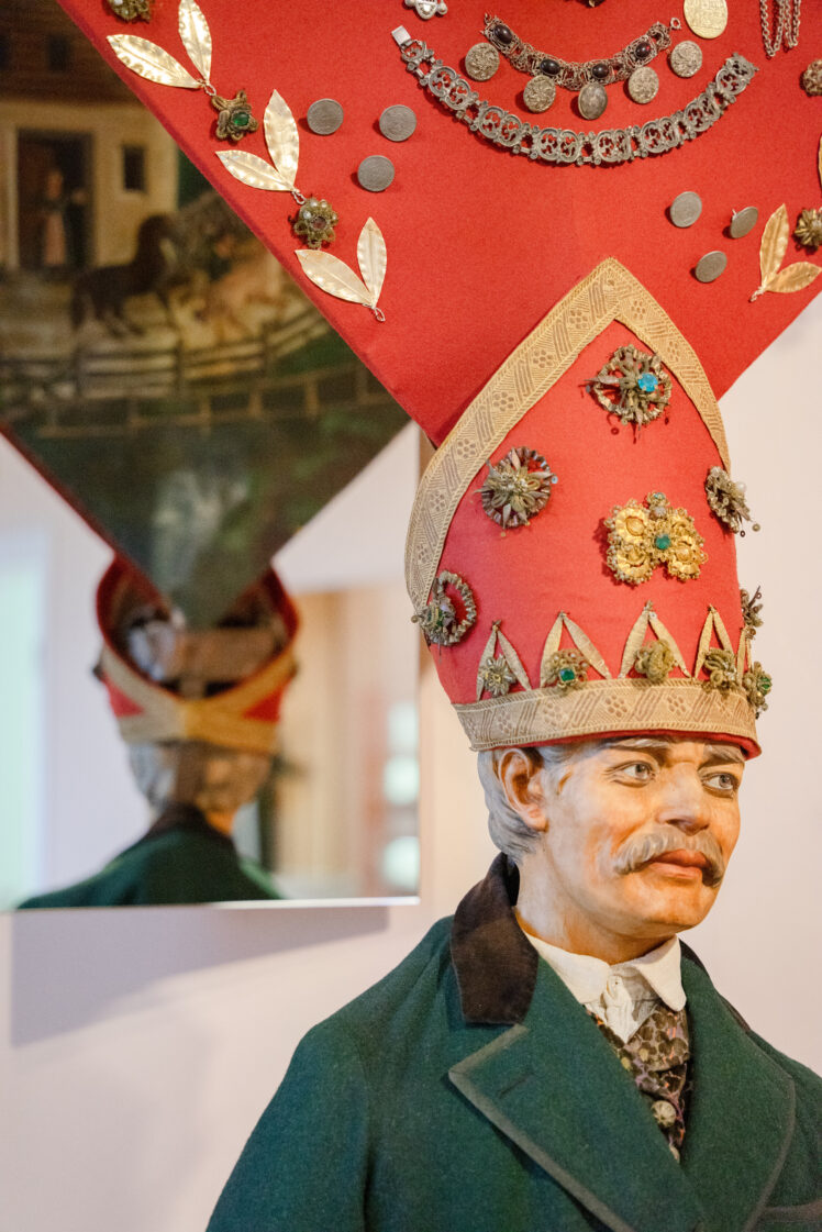 Ausstellungsansicht Masken, Trachten, Kultobjekte © Salzburg Museum/Maurice Rigaud