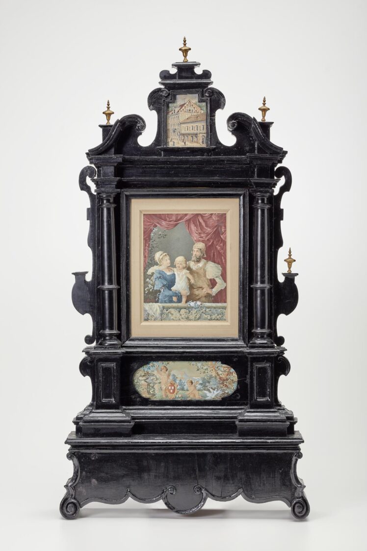 C. Mell (1851–1936), J. Salb (1845–1904), "Familienaltar", Zieraltar mit Aquarellen von Wohnhaus und Porträt der Familie des Architekten Carl Demel, Aquarell in geschnitztem und gefassten Holz, Inv.-Nr. 1008-2020 © Salzburg Museum (Dauerleihgabe Salzburger Museumsverein)