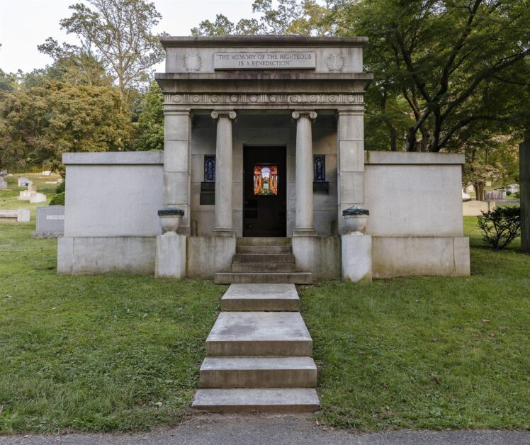 Andrew Phelps (*1967), Max Reinhardt´s Mausoleum, Westchester Hills Cemetery, Hastings on Hudson, NY 2019, 2019, Inv.-Nr. Foto 44264 © Salzburg Museum (Dauerleihgabe Salzburger Museumsverein) / Urheberrechtsvermerk: Andrew Phelps