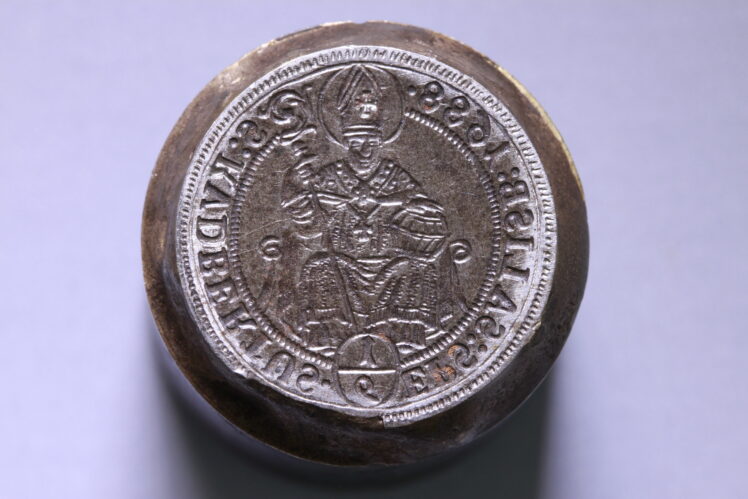 Hersteller unbekannt, Johann Ernst Graf Thun und Hohenstein, Erzbischof von Salzburg (1687–1709) (1643–1709), vermeintlicher Münzherr, Prägestempel zum Neunteltaler (1/9 Taler) von Erzbischof Johann Ernst 1688, Nachahmung / Fälschung, 20. Jh., Stahl, Inv.-Nr. MÜ 41662 © Salzburg Museum (Dauerleihgabe Salzburger Museumsverein)