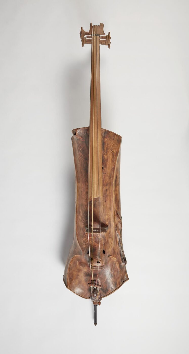 Alois Lindner (1915 – 1988), Bassbaumgeige, Kontrabass, 1966, Holz, Metall, Inv.-Nr. MI 1602 © Salzburg Museum (Dauerleihgabe Salzburger Museumsverein)