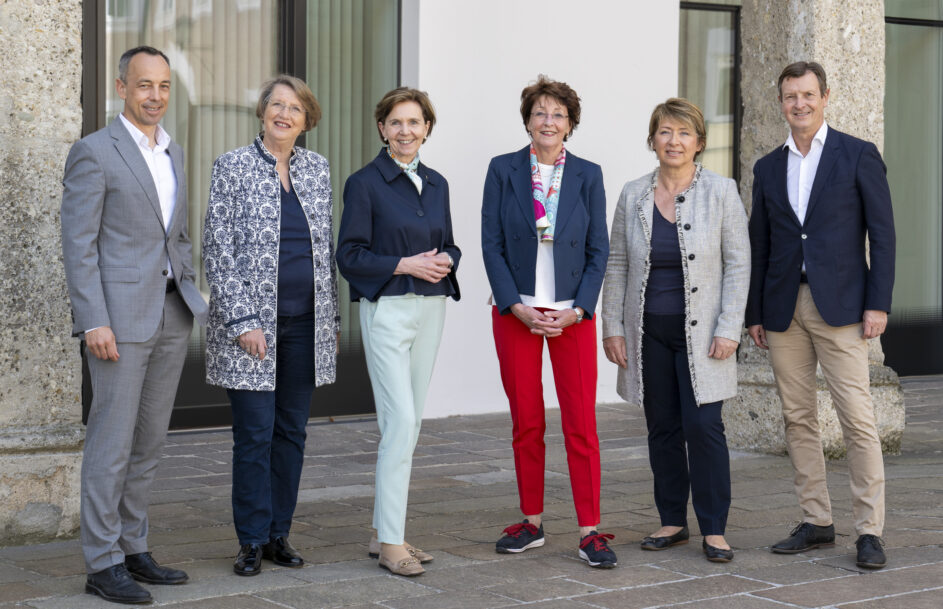 Unser Vereinsvorstand: v.l.n.r.: Dr. Martin Mang, Mag. Magda Krön, LT-Präs. Dr. Brigitta Pallauf, Dr. Renate Wonisch-Langenfelder, Dr. Eveline Sampl-Schiestl, Dr. Walter Zandanell © Salzburger Museumsverein/Bernhard Müller